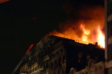 Lửa cháy ngùn ngụt tại khu phố Tàu ở New York