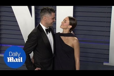 Jessica Alba tình tứ bên Cash Warren