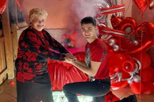 Sự thật chuyện tình cụ bà U80 ở Pháp yêu chàng trai 19 tuổi gây "sốt"