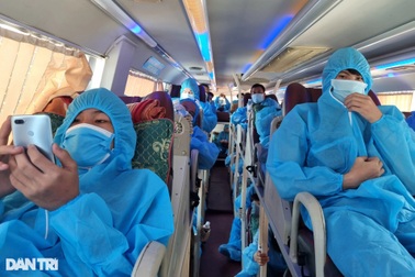 Người dân đi xe máy hồi hương qua Đà Nẵng được chở về Hà Nội