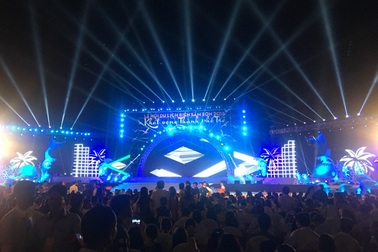 Hàng vạn du khách dự lễ hội du lịch biển Sầm Sơn năm 2018