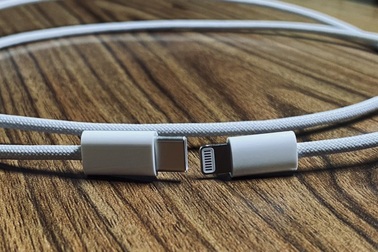 Cận cảnh phụ kiện duy nhất đi kèm iPhone 12