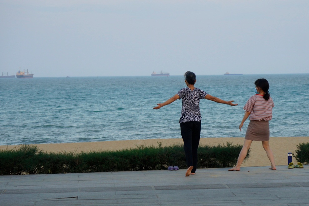 Biển Quy Nhơn vắng lặng sau lệnh cấm tắm để phòng dịch - 7 Biển Quy Nhơn vắng lặng sau lệnh cấm tắm để phòng dịch - 7