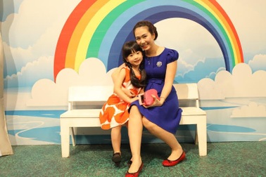 Thanh Thảo Hugo dạy luật giao thông cho con