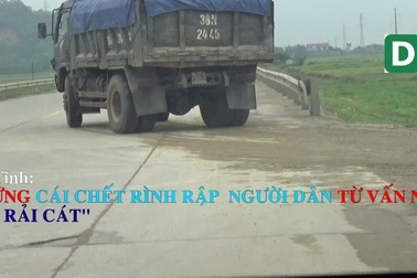 Những chiếc xe “đẻ” đất, cát trên cung đường tử thần