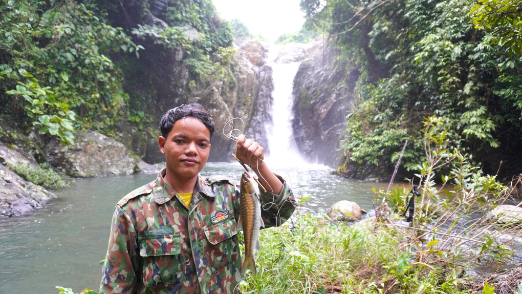 Nam sinh nghèo định danh làng triệu view với chiếc điện thoại trả góp  - 2 Nam sinh nghèo định danh làng triệu view với chiếc điện thoại trả góp  - 2