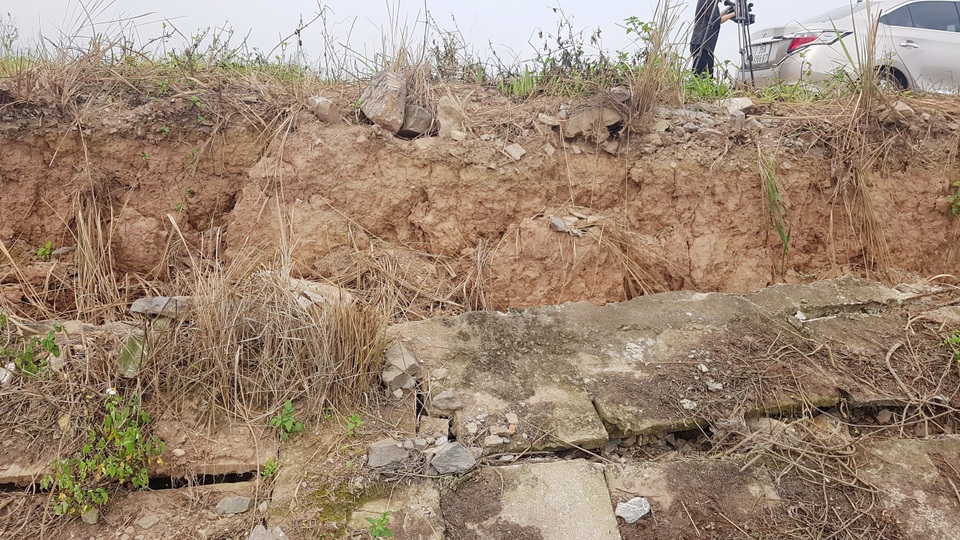 Ninh Bình: “Hà bá” đe dọa “nuốt” trăm mét đê, dân nơm nớp lo sợ - 10 Ninh Bình: “Hà bá” đe dọa “nuốt” trăm mét đê, dân nơm nớp lo sợ - 10