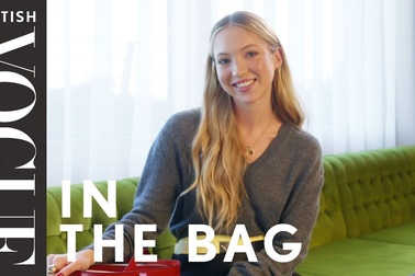 Có gì trong túi xách của người mẫu Lila Moss?