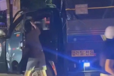 Tài xế xe tải bị đánh tới tấp giữa đường sau va chạm giao thông ở Đắk Lắk