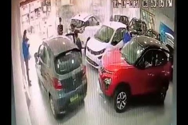 Khách hàng lái xe mới mua lao từ tầng 2 đại lý xuống đất