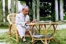 Vận dụng tư tưởng "chính trị sáng suốt" của Chủ tịch Hồ Chí Minh trong công tác xây dựng Đảng hiện nay