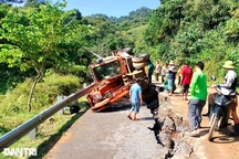 Mặt đường quốc lộ bị xé toang, kéo đổ cả máy xúc
