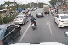 Lạ lùng xe con đùa giỡn thử phanh xe công-ten-nơ