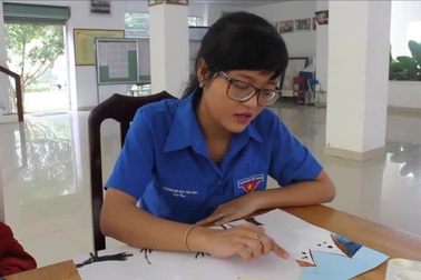 Nữ sinh vẽ tranh độc đáo bằng ngón tay