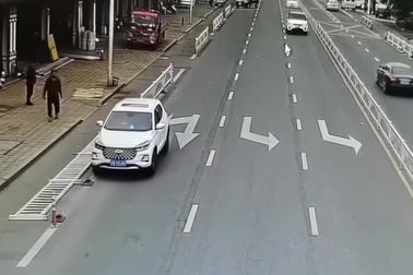 Tài xế xuống xe quên tắt máy, chó lái ô tô đâm đổ hàng rào