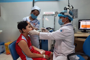 Bé trai thường xuyên bị chảy máu mũi vì bệnh lý nguy hiểm