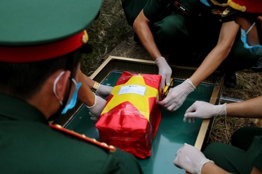 Thiêng liêng giây phút đón các anh về với đất mẹ