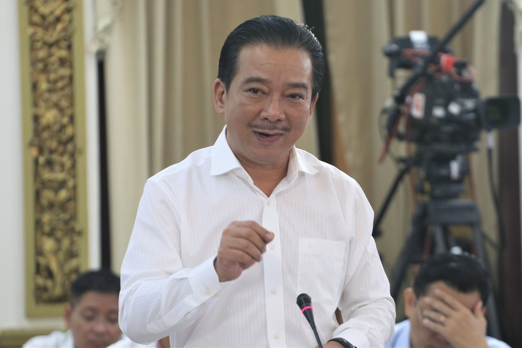 TPHCM: Quảng cáo, rao vặt gài móc câu, dao lam để làm khó cơ quan chức năng - 1 TPHCM: Quảng cáo, rao vặt gài móc câu, dao lam để làm khó cơ quan chức năng - 1