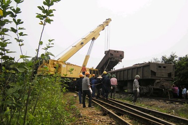 Đưa cần cẩu 100 tấn tới “giải cứu” tàu bị lật ở Lào Cai