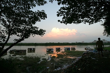 Xóm thuyền bè sông Hồng “giật mình” vì nước lên