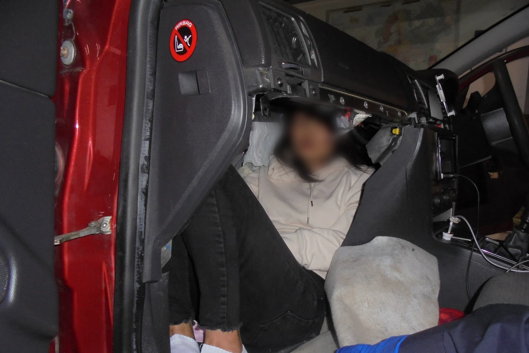 Cô gái Việt trong khoang ẩn náu trên xe bị án Jozef Balog (Ảnh: Đại sứ quán Vương quốc Anh tại Việt Nam).