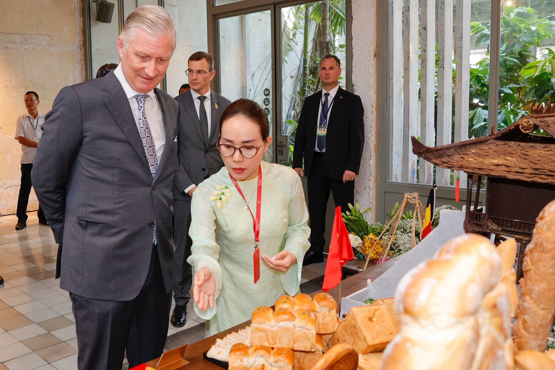 Nhà vua Bỉ cùng Hoàng hậu ghé thăm trường dạy nghề bánh miễn phí ở TPHCM - 3 Nhà vua Bỉ cùng Hoàng hậu ghé thăm trường dạy nghề bánh miễn phí ở TPHCM - 3