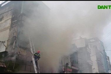 Cháy lớn tại cửa hàng bán đệm ở Quy Nhơn