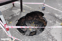 "Hố tử thần" rộng gần 1m xuất hiện giữa đường phố Hà Nội