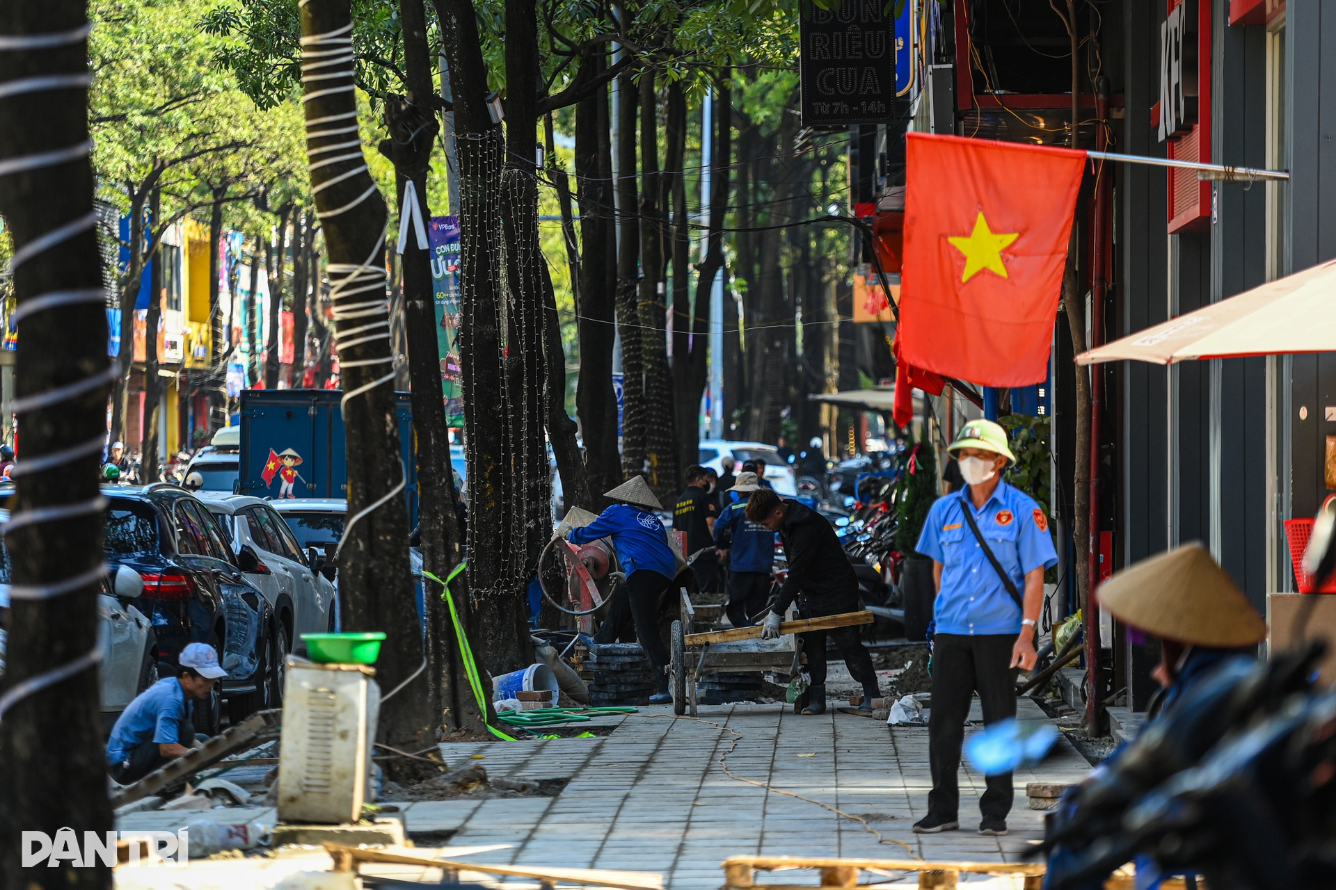 Nhiều vỉa hè ở Hà Nội được thay áo mới - 2