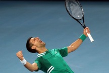 Australian Open: Djokovic tiến vào vòng bốn sau cuộc chiến lúc nửa đêm