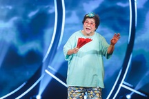 NSƯT Minh Vượng tuổi 65 diễn vẫn rất duyên, 5.000 em nhỏ cười nghiêng ngả