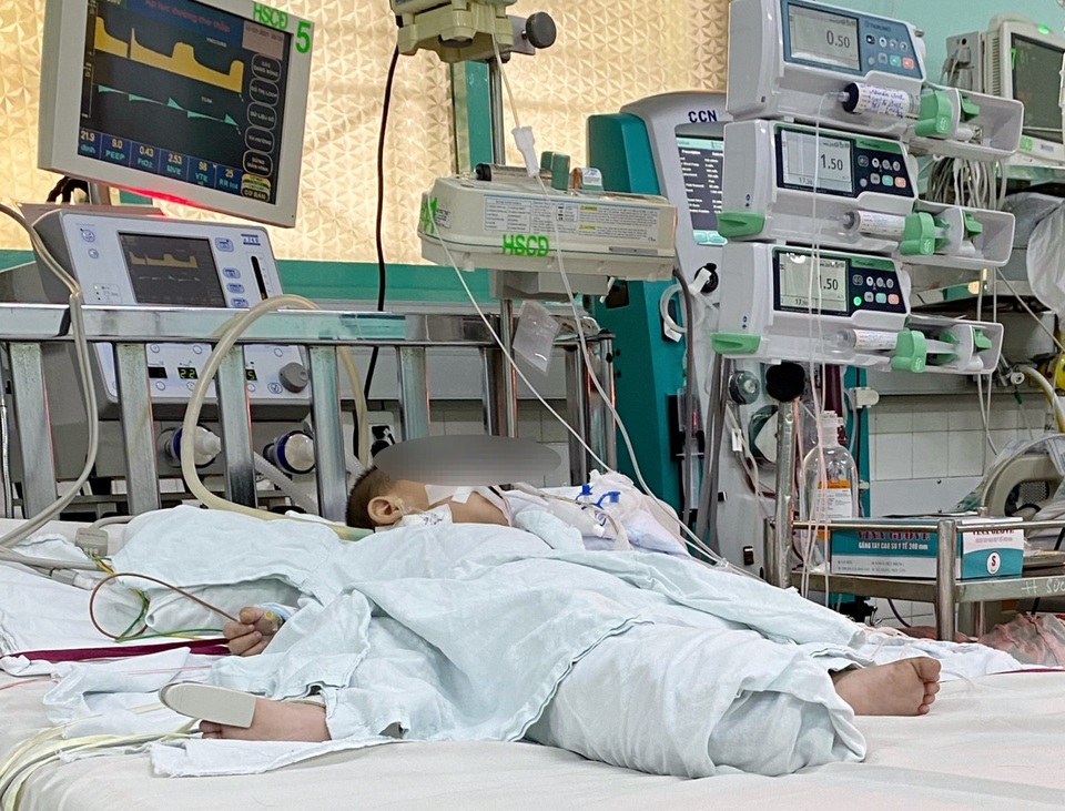 Bé 13 tháng tuổi tổn thương phổi nặng vì uống dầu thắp đèn - 2 Bé 13 tháng tuổi tổn thương phổi nặng vì uống dầu thắp đèn - 2