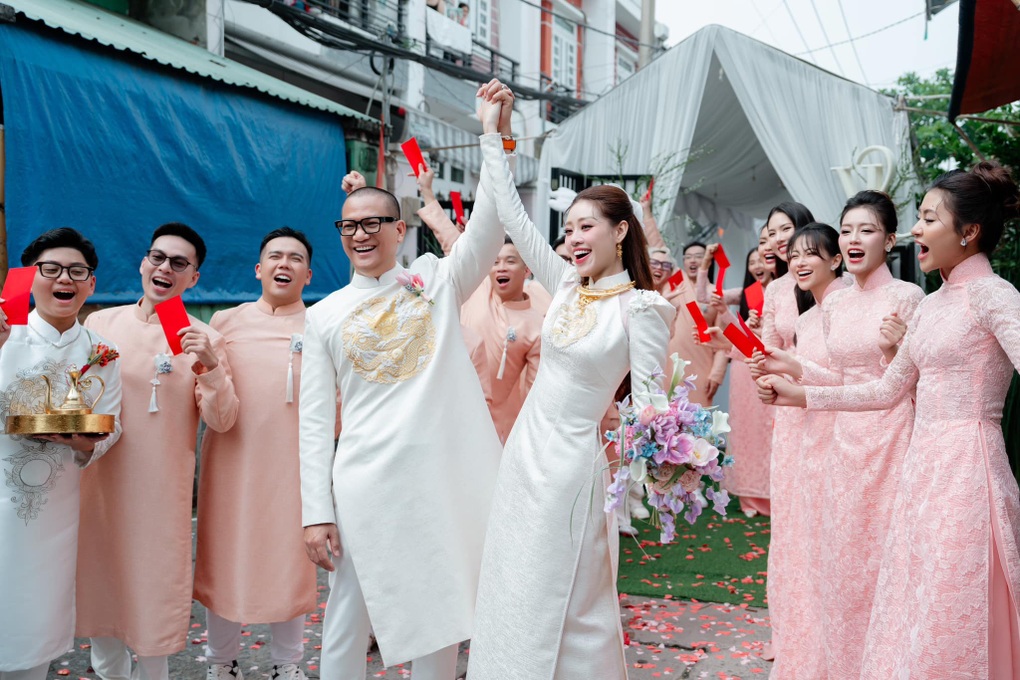 Hoa hậu Khánh Vân bật khóc bên chồng nhiếp ảnh gia trong lễ vu quy - 1 Hoa hậu Khánh Vân bật khóc bên chồng nhiếp ảnh gia trong lễ vu quy - 1