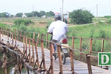 Cây cầu mục nát "có một không hai" ở Hà Nội