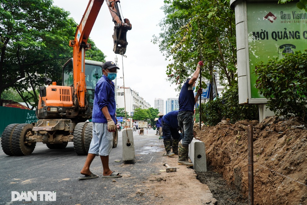 Hà Nội: Diện mạo mới đường Tôn Thất Thuyết sau khi xén dải phân cách - 4 Hà Nội: Diện mạo mới đường Tôn Thất Thuyết sau khi xén dải phân cách - 4