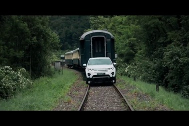 Land Rover Discovery Sport kéo tàu 3 toa