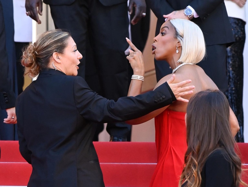 Nữ diễn viên quát mắng nhân viên thảm đỏ LHP Cannes khi bị nhắc nhở - 2