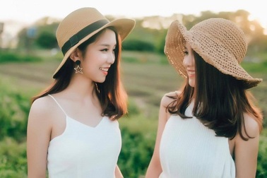 Cặp chị em sinh đôi "gây sốt" cộng đồng DHS Việt tại Nga vì quá xinh đẹp