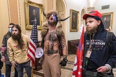 "Người đội sừng bò" vụ bạo loạn tại Quốc hội Mỹ lĩnh 41 tháng tù