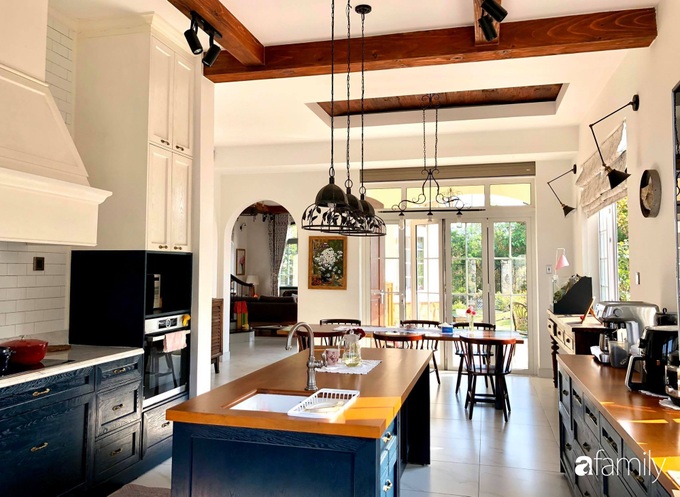 Căn bếp tự thiết kế ngập tràn ánh sáng với khoảng view lãng mạn ra vườn hồng rực rỡ ở Quận 9, Sài Gòn - Ảnh 3. Căn bếp tự thiết kế ngập tràn ánh sáng với khoảng view lãng mạn ra vườn hồng rực rỡ ở Quận 9, Sài Gòn - Ảnh 3.