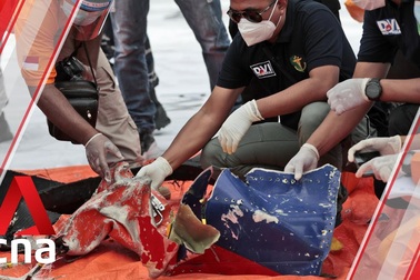 Xác định được vị trí hộp đen, Indonesia chạy đua tìm máy bay rơi