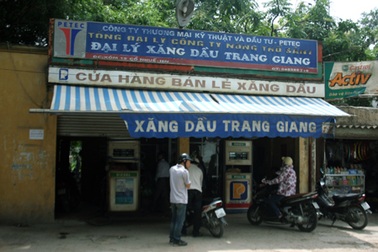 Hà Nội: Bức xúc vì cây xăng bán xăng “dính” nước