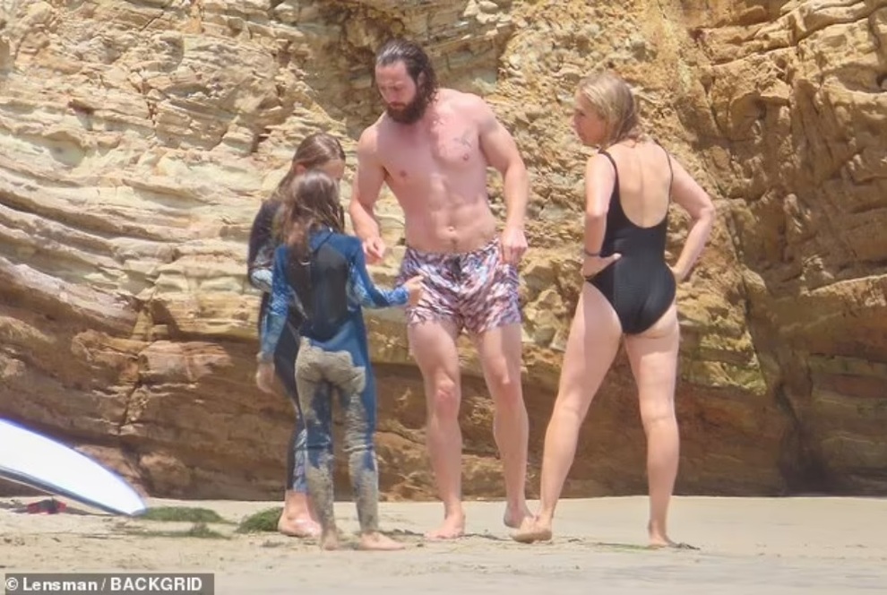 Nữ đạo diễn hơn chồng 23 tuổi thu hút ánh nhìn ngoài bãi biển - 3