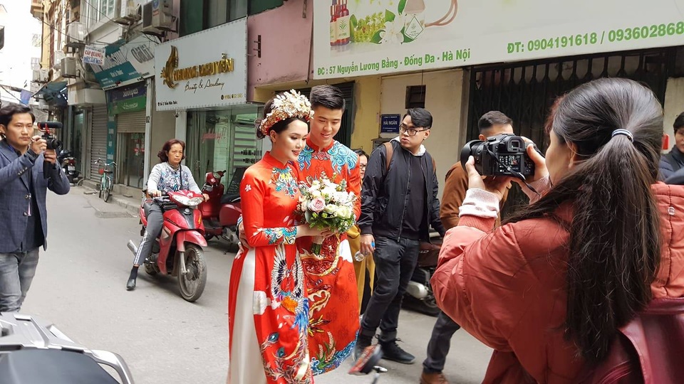 Cô dâu hot girl của Duy Mạnh rạng ngời trong sắc đỏ ngày ăn hỏi - 8 Cô dâu hot girl của Duy Mạnh rạng ngời trong sắc đỏ ngày ăn hỏi - 8