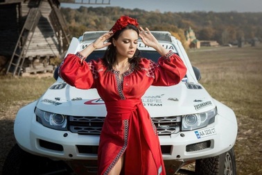 Những mỹ nhân quyến rũ và bốc lửa trên đường đua