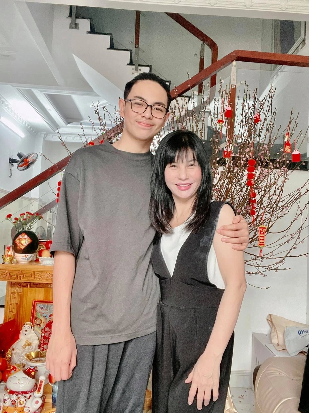 Con trai cao 1,8m lần đầu đóng phim, có cả ảnh thờ: Thái Hòa nói gì? - 4 Con trai cao 1,8m lần đầu đóng phim, có cả ảnh thờ: Thái Hòa nói gì? - 4