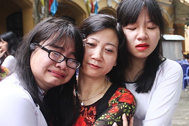 Chùm ảnh: Những giọt nước mắt chia tay tuổi học trò