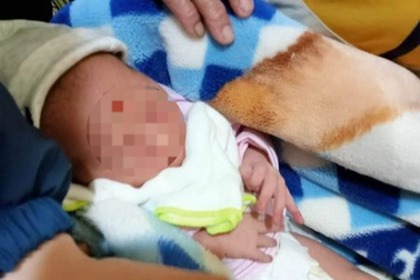 Bé sơ sinh bị bỏ rơi kèm mẩu giấy chỉ đích danh người nuôi hộ