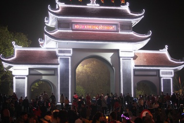 Hàng nghìn người giao lưu quan họ trong đêm trước hội Lim