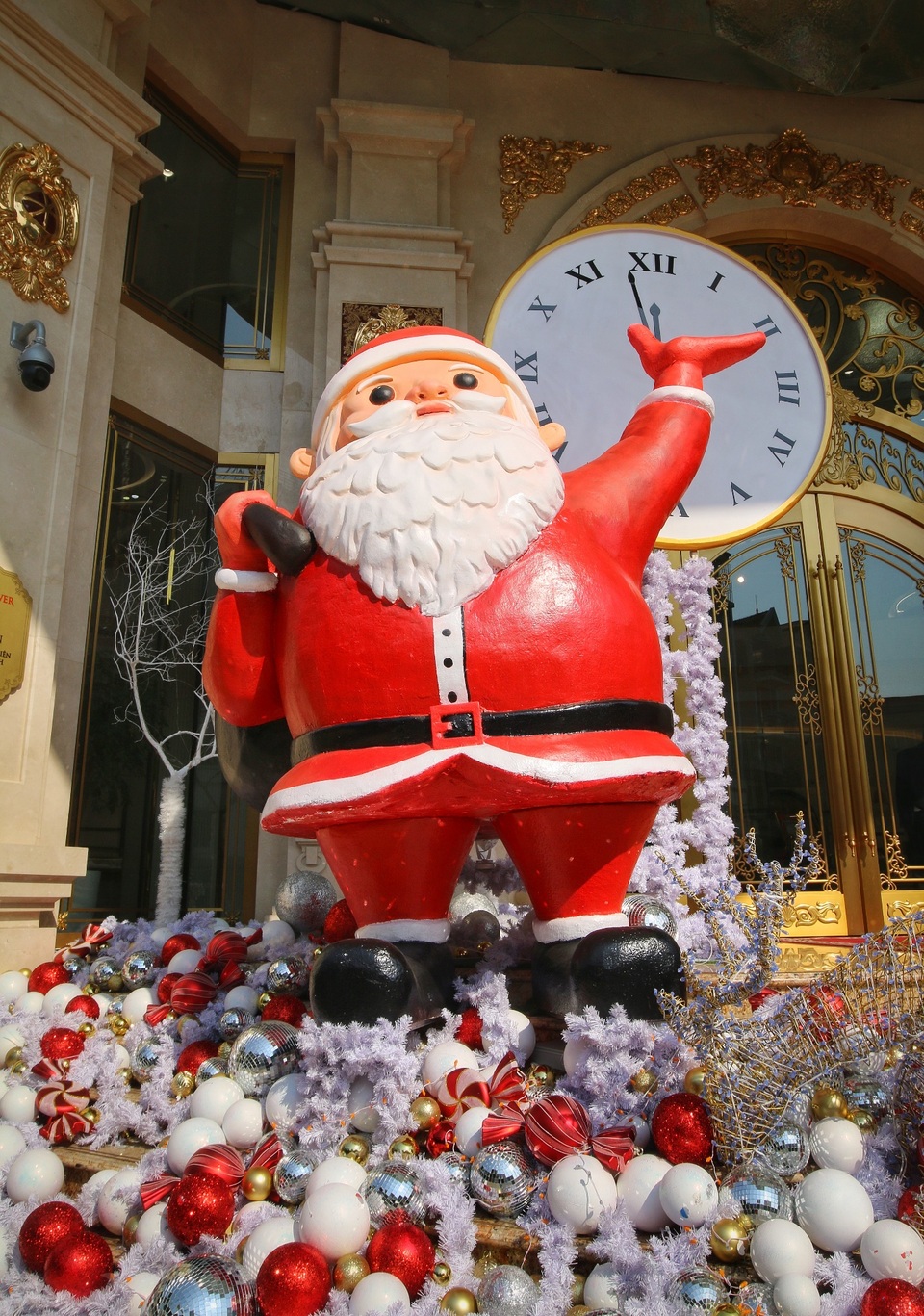 Chiêm ngưỡng những cây thông Noel khổng lồ trên đường phố Hà Nội - 7 Chiêm ngưỡng những cây thông Noel khổng lồ trên đường phố Hà Nội - 7